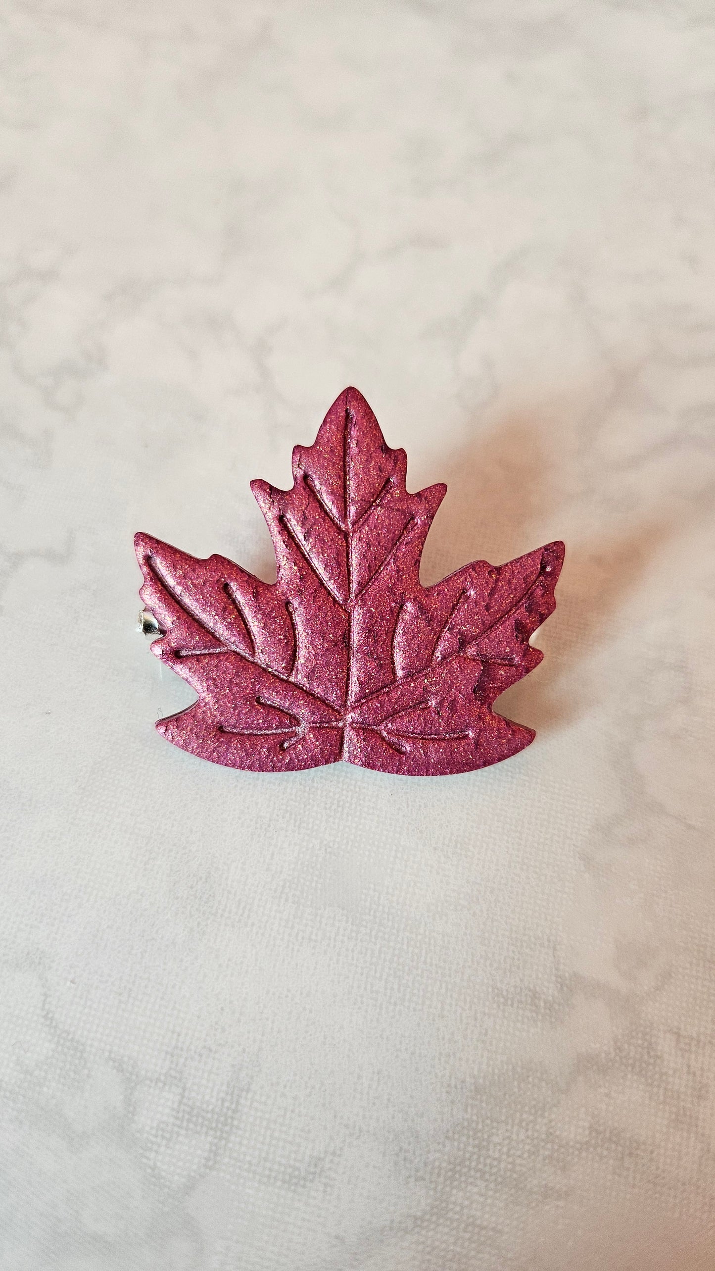 Broches feuille d'érable métalliques
