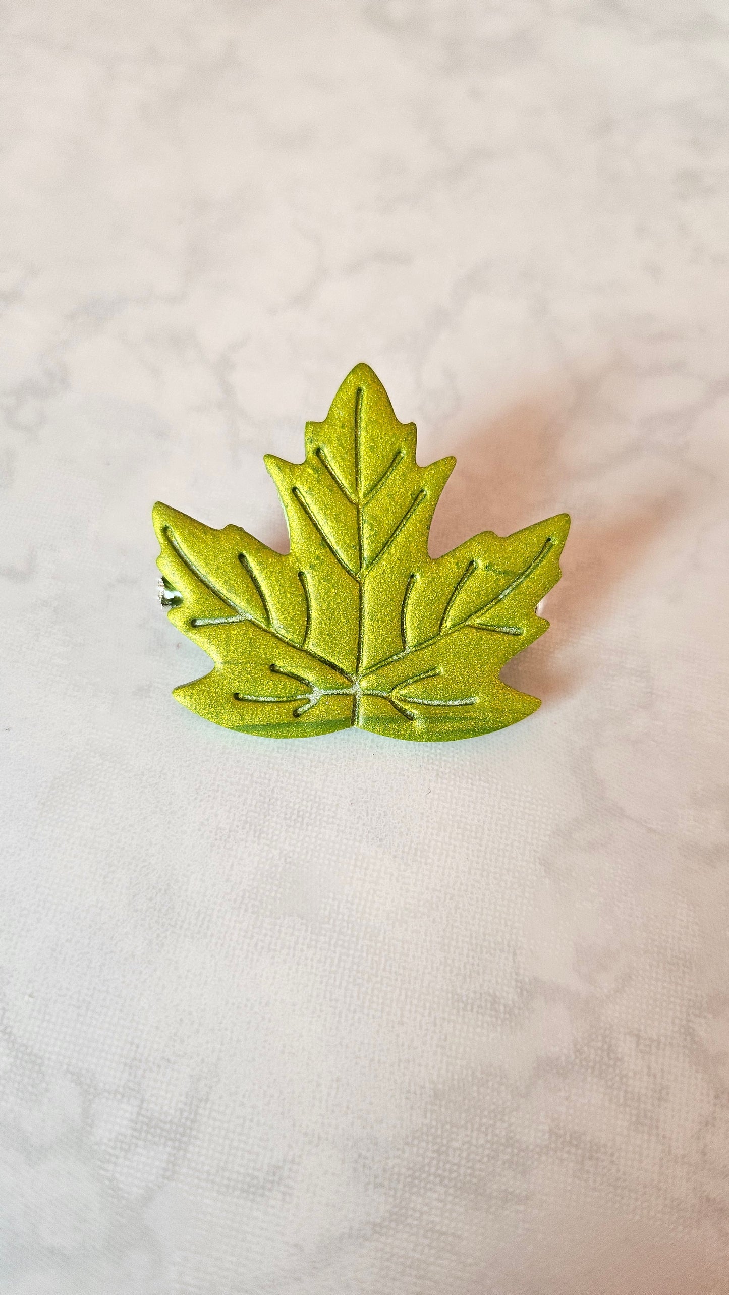 Broches feuille d'érable métalliques