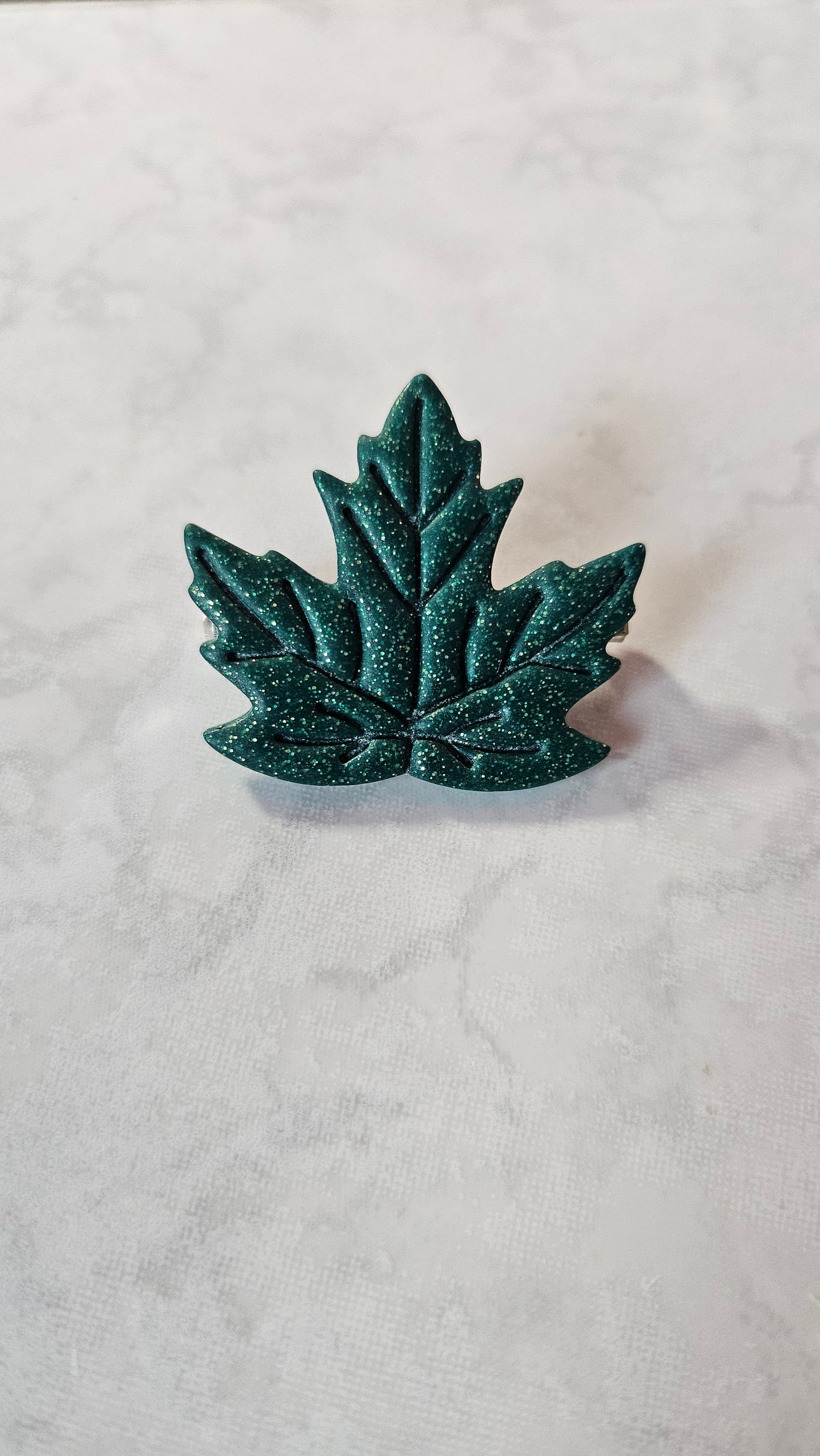Broches feuille d'érable pailletés