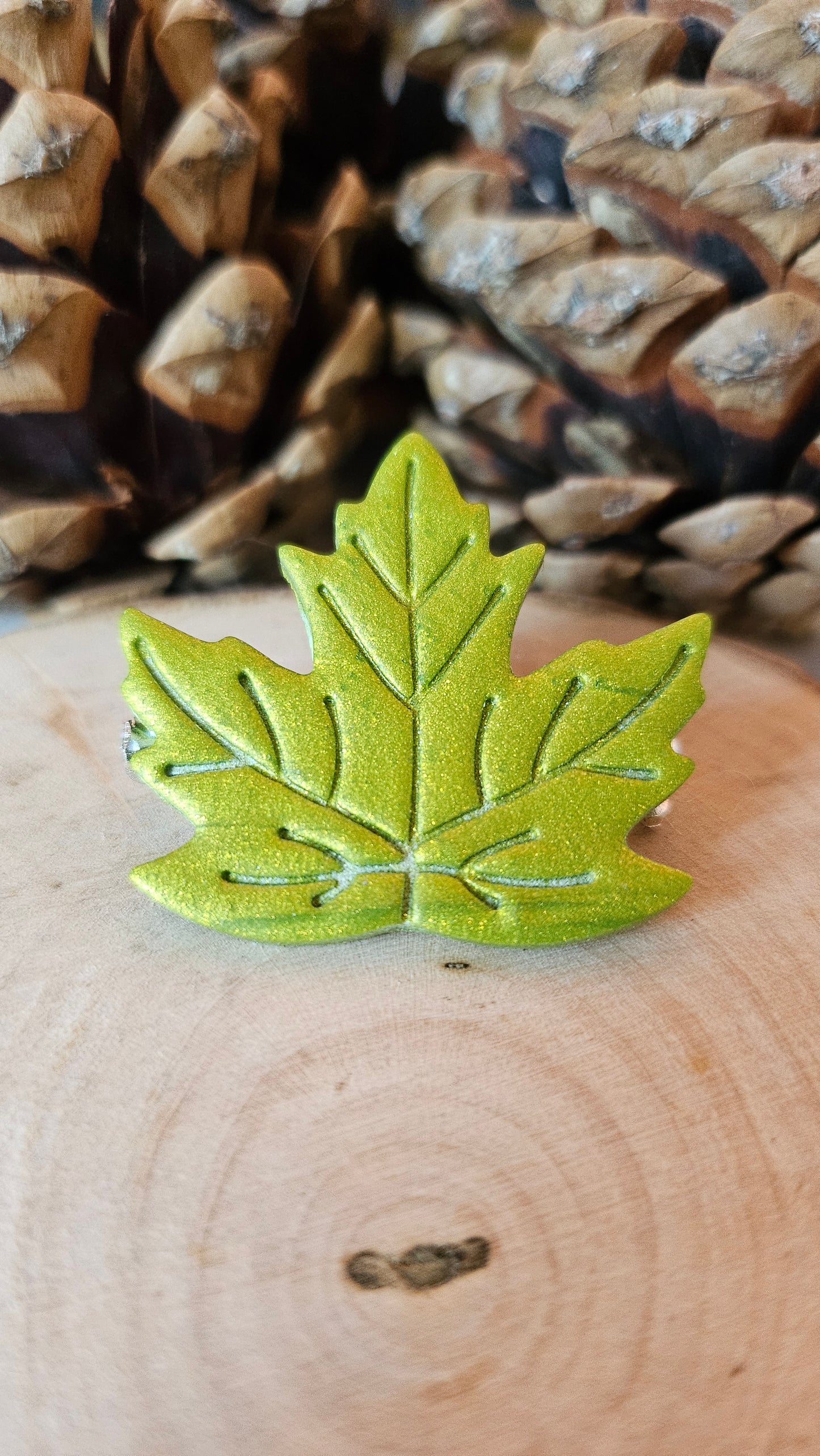 Broches feuille d'érable métalliques